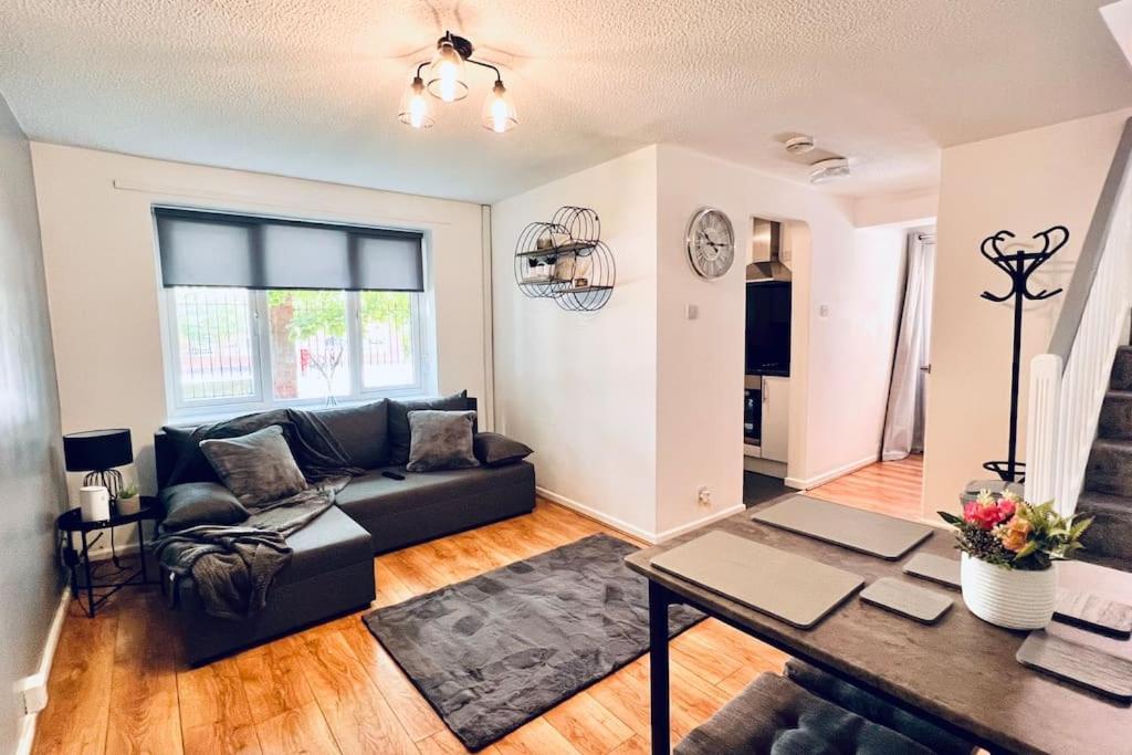 Urban Bliss Stylish Townhouse With Free Parking For A Convenient City Stay Liverpool Exteriér fotografie