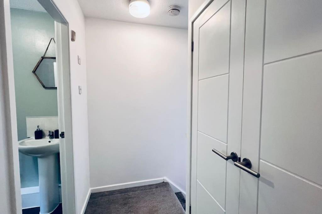 Urban Bliss Stylish Townhouse With Free Parking For A Convenient City Stay Liverpool Exteriér fotografie