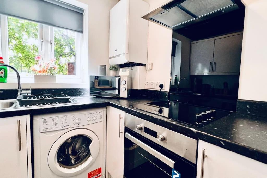 Urban Bliss Stylish Townhouse With Free Parking For A Convenient City Stay Liverpool Exteriér fotografie