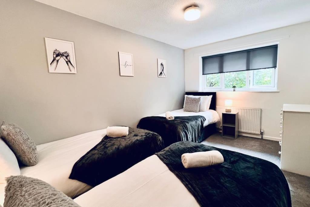 Urban Bliss Stylish Townhouse With Free Parking For A Convenient City Stay Liverpool Exteriér fotografie