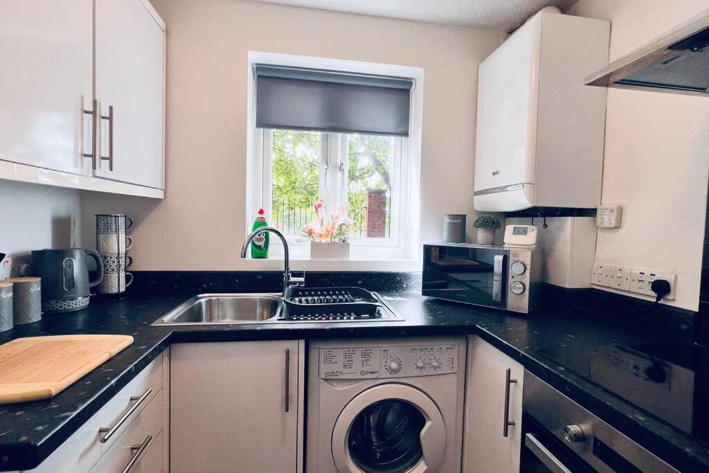 Urban Bliss Stylish Townhouse With Free Parking For A Convenient City Stay Liverpool Exteriér fotografie
