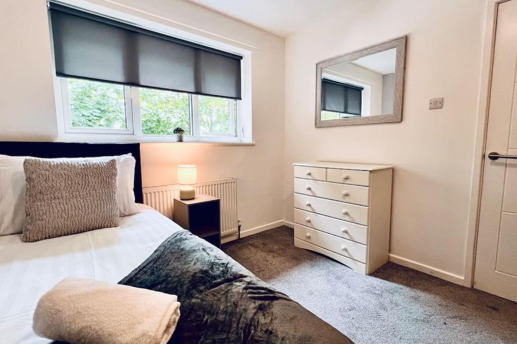 Urban Bliss Stylish Townhouse With Free Parking For A Convenient City Stay Liverpool Exteriér fotografie