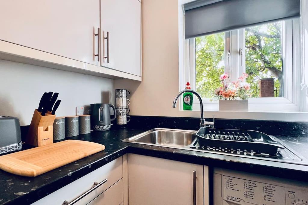 Urban Bliss Stylish Townhouse With Free Parking For A Convenient City Stay Liverpool Exteriér fotografie
