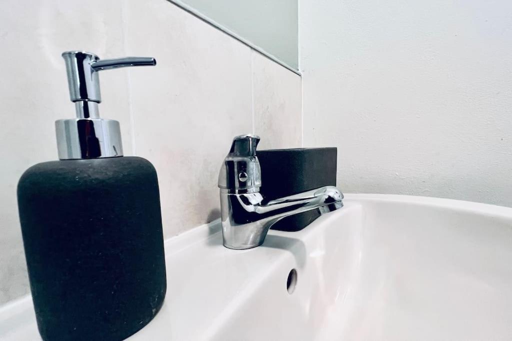 Urban Bliss Stylish Townhouse With Free Parking For A Convenient City Stay Liverpool Exteriér fotografie