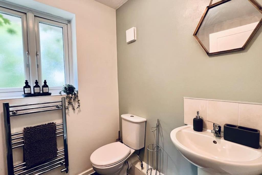 Urban Bliss Stylish Townhouse With Free Parking For A Convenient City Stay Liverpool Exteriér fotografie
