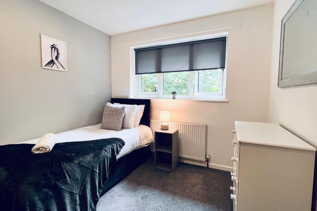 Urban Bliss Stylish Townhouse With Free Parking For A Convenient City Stay Liverpool Exteriér fotografie
